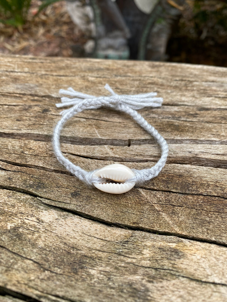 Bracelet en fils tressés avec coquillage cauri naturel – boutique bohème