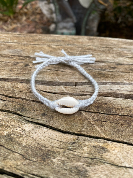 Bracelet en fils tressés avec coquillage cauri naturel