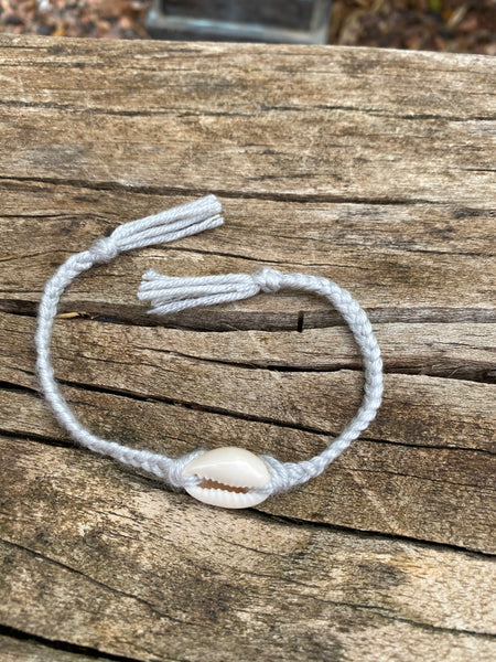 Bracelet en fils tressés avec coquillage cauri naturel