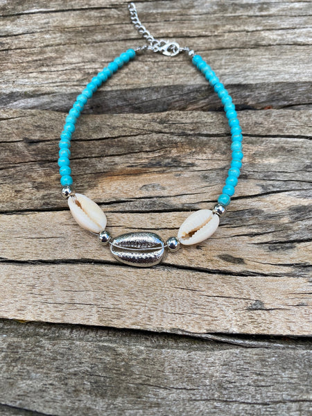 Chaîne de cheville coquillage cauri métal et perles en howlite turquoise