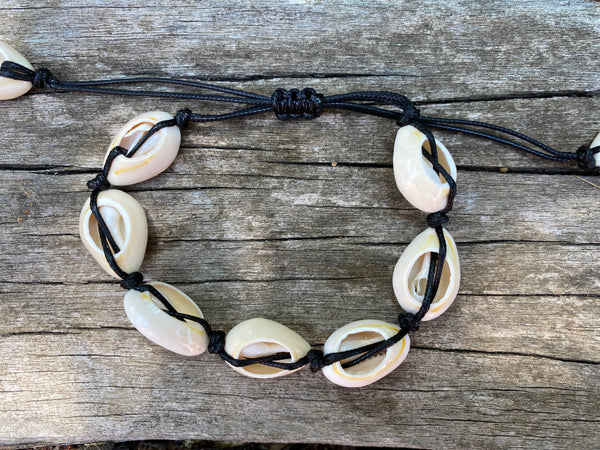 Bracelet noir réglable en coquillages Cauris