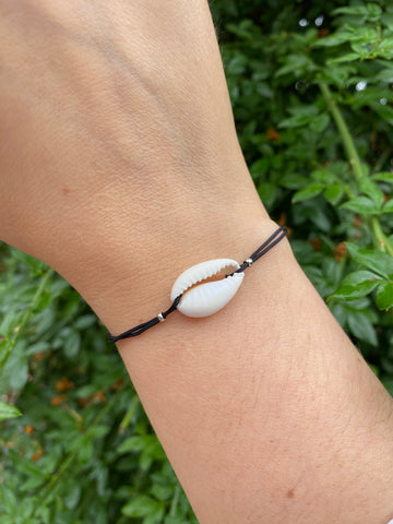 Bracelet noir avec coquillage Cauri et perles argentées