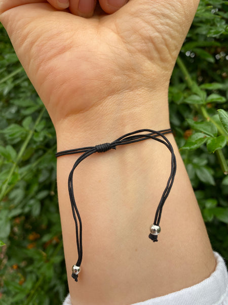 Bracelet noir avec coquillage Cauri et perles argentées