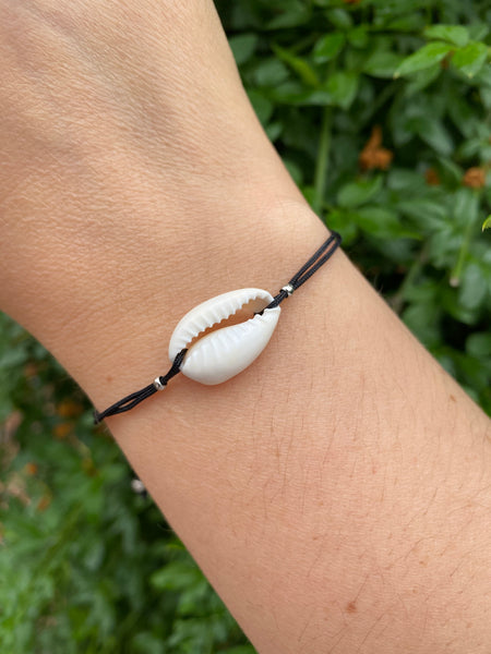 Bracelet noir avec coquillage Cauri et perles argentées