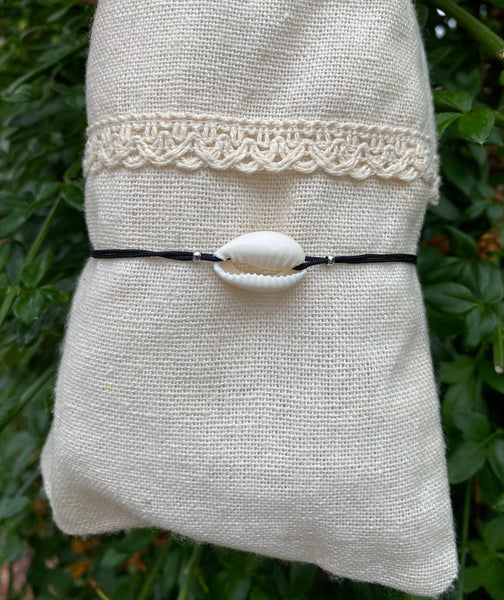 Bracelet noir avec coquillage Cauri et perles argentées