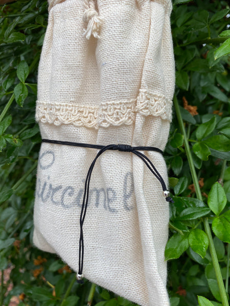 Bracelet noir avec coquillage Cauri et perles argentées