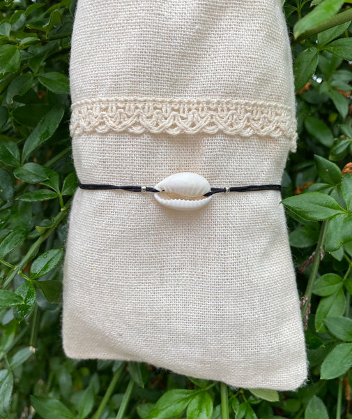 Bracelet noir avec coquillage Cauri et perles argentées
