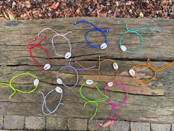 Bracelet coloré avec coquillage Cauri et perles argentées