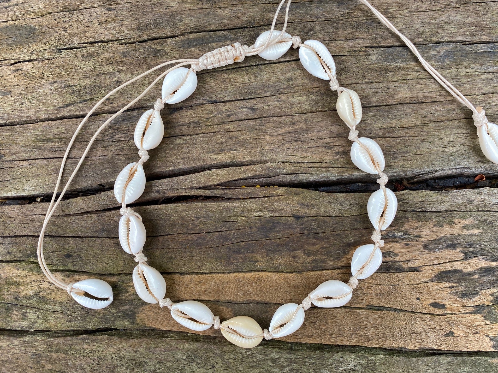 Collier beige en coquillages cauris beiges naturels