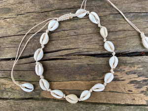 Collier beige en coquillages cauris beiges naturels