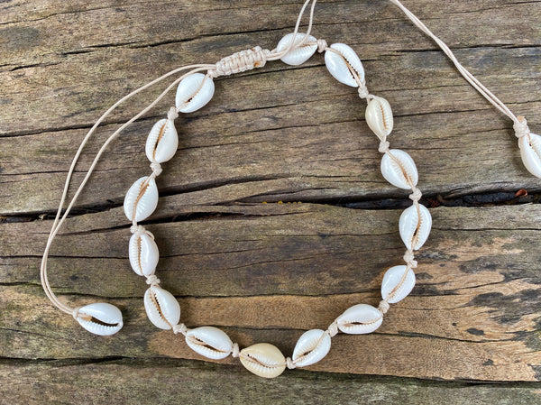 Collier beige en coquillages cauris beiges naturels
