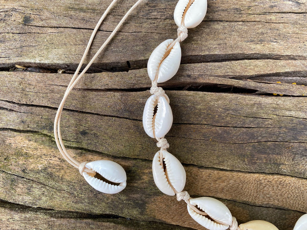 Collier beige en coquillages cauris beiges naturels