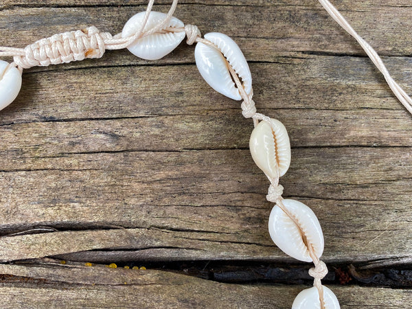 Collier beige en coquillages cauris beiges naturels