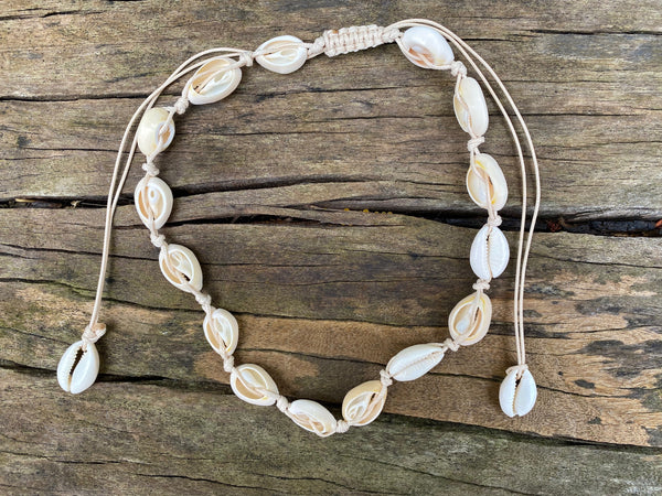 Collier beige en coquillages cauris beiges naturels