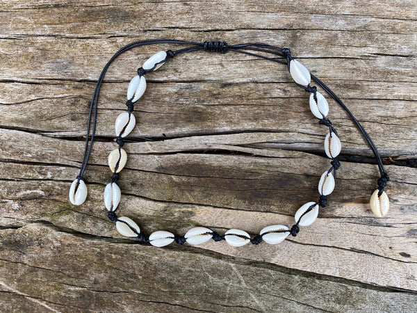 Parure en coquillages cauris noirs, bracelet et collier