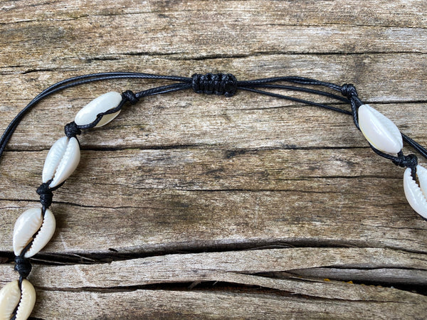 Collier noir en coquillages cauris beiges naturels