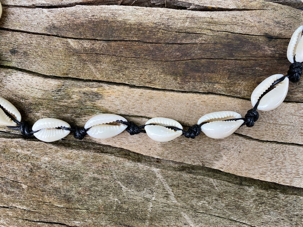Parure en coquillages cauris noirs, bracelet et collier