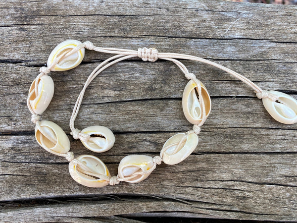 Bracelet beige réglable en coquillages Cauris