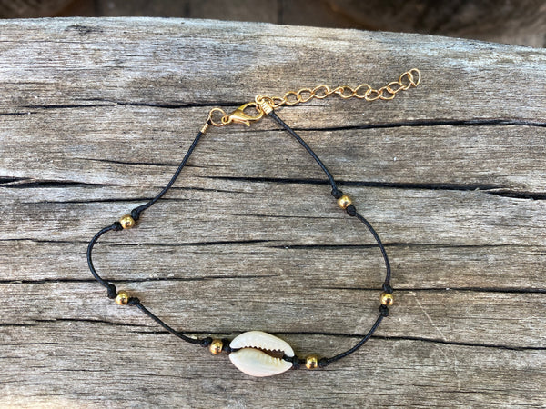 Chaîne de cheville avec coquillage Cauri et perles dorées