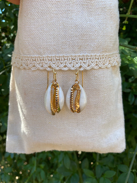 Boucles d'oreilles dorées pendantes en coquillage cauri