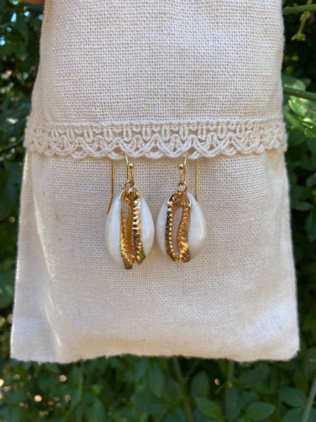 Boucles d'oreilles dorées pendantes en coquillage cauri