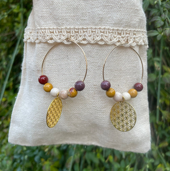 Boucles d'oreilles créoles dorées en Jaspe Mokaïte et fleur de vie