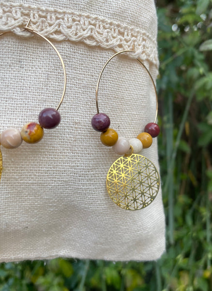 Boucles d'oreilles créoles dorées en Jaspe Mokaïte et fleur de vie