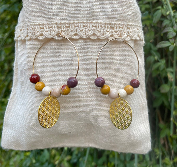 Boucles d'oreilles créoles dorées en Jaspe Mokaïte et fleur de vie