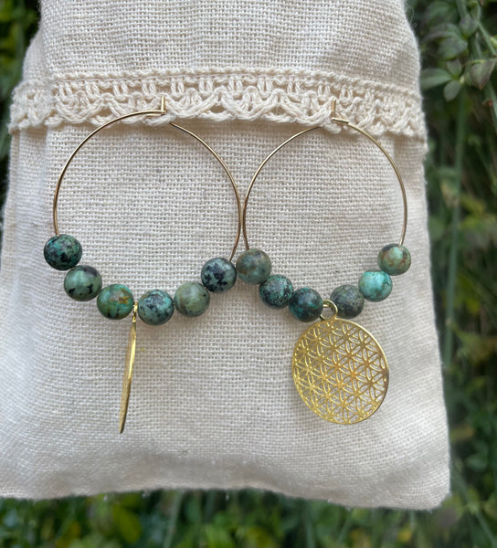 Boucles d'oreilles créoles en Turquoise Africaine et fleur de vie