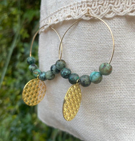 Boucles d'oreilles créoles en Turquoise Africaine et fleur de vie