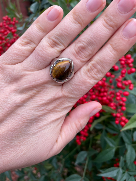 Bague réglable en Oeil de Tigre naturel cabochon forme goutte