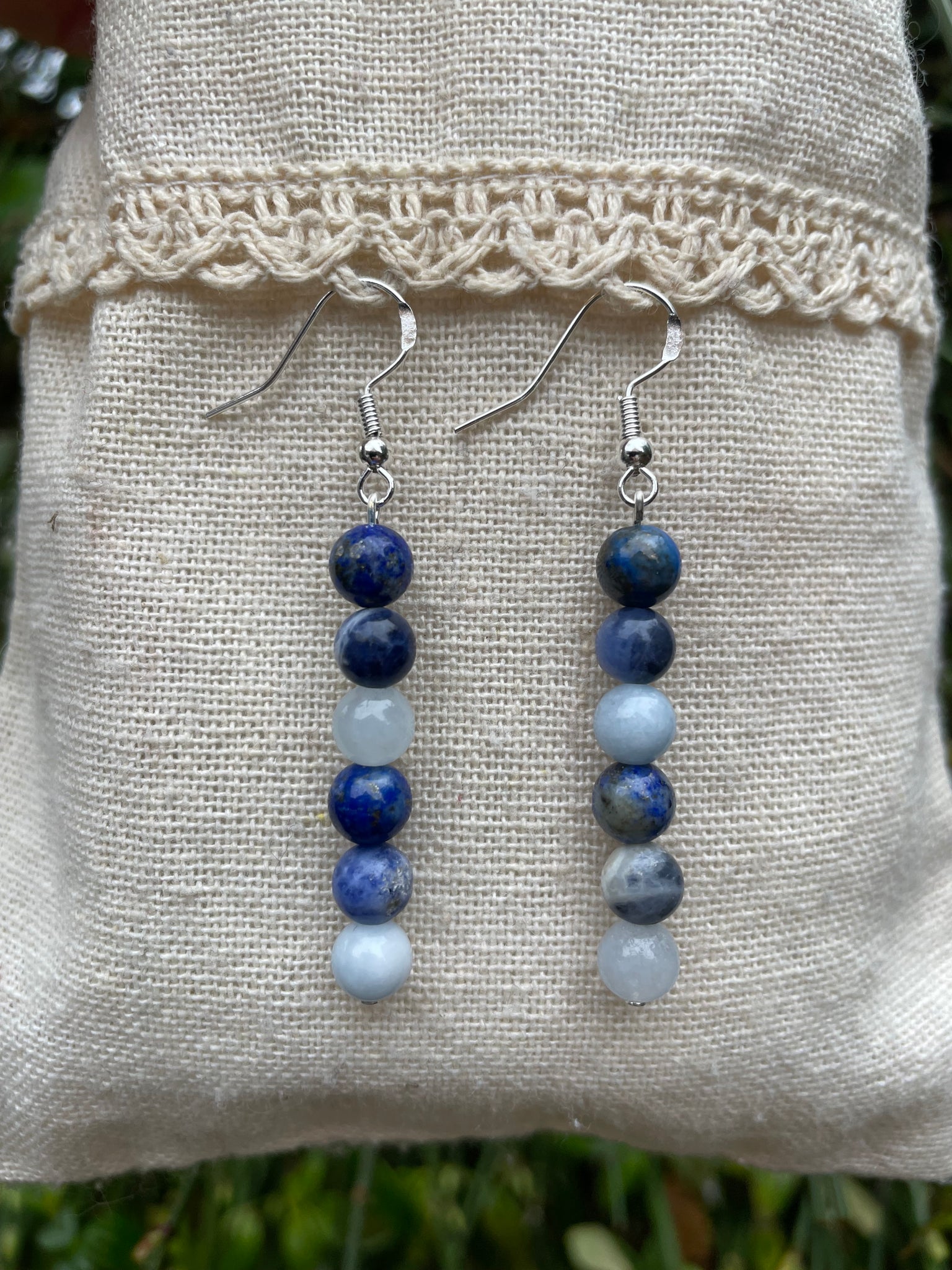 Boucles d'oreilles pendantes "Triple Protection" Sodalite, Lapis Lazuli et Aigue Marine