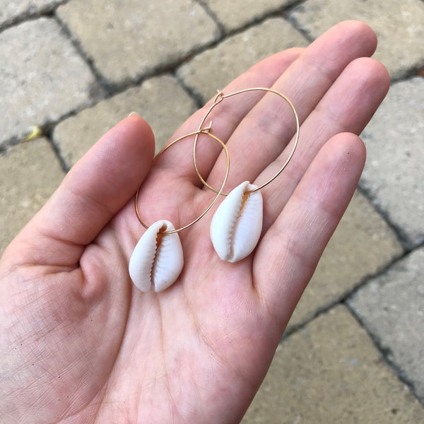 Boucles d'oreilles créoles et coquillages cauris