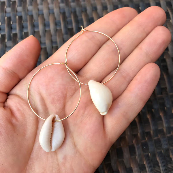 Boucles d'oreilles créoles et coquillages cauris