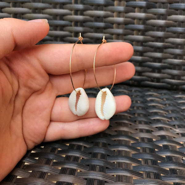 Boucles d'oreilles créoles et coquillages cauris
