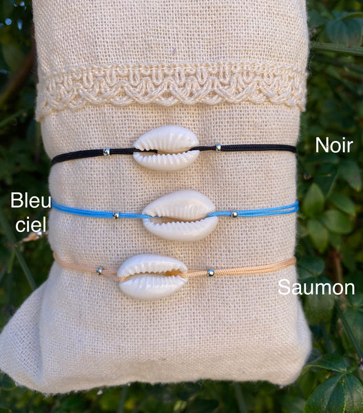 Bracelet coloré avec coquillage Cauri et perles argentées