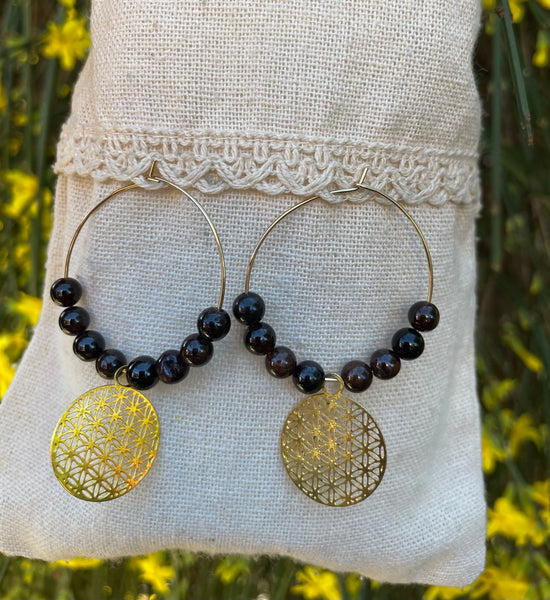 Boucles d'oreilles créoles dorées en Grenat et fleur de vie