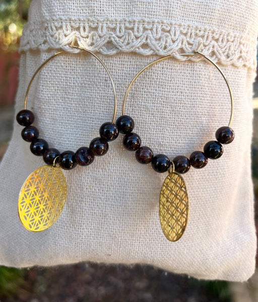 Boucles d'oreilles créoles dorées en Grenat et fleur de vie