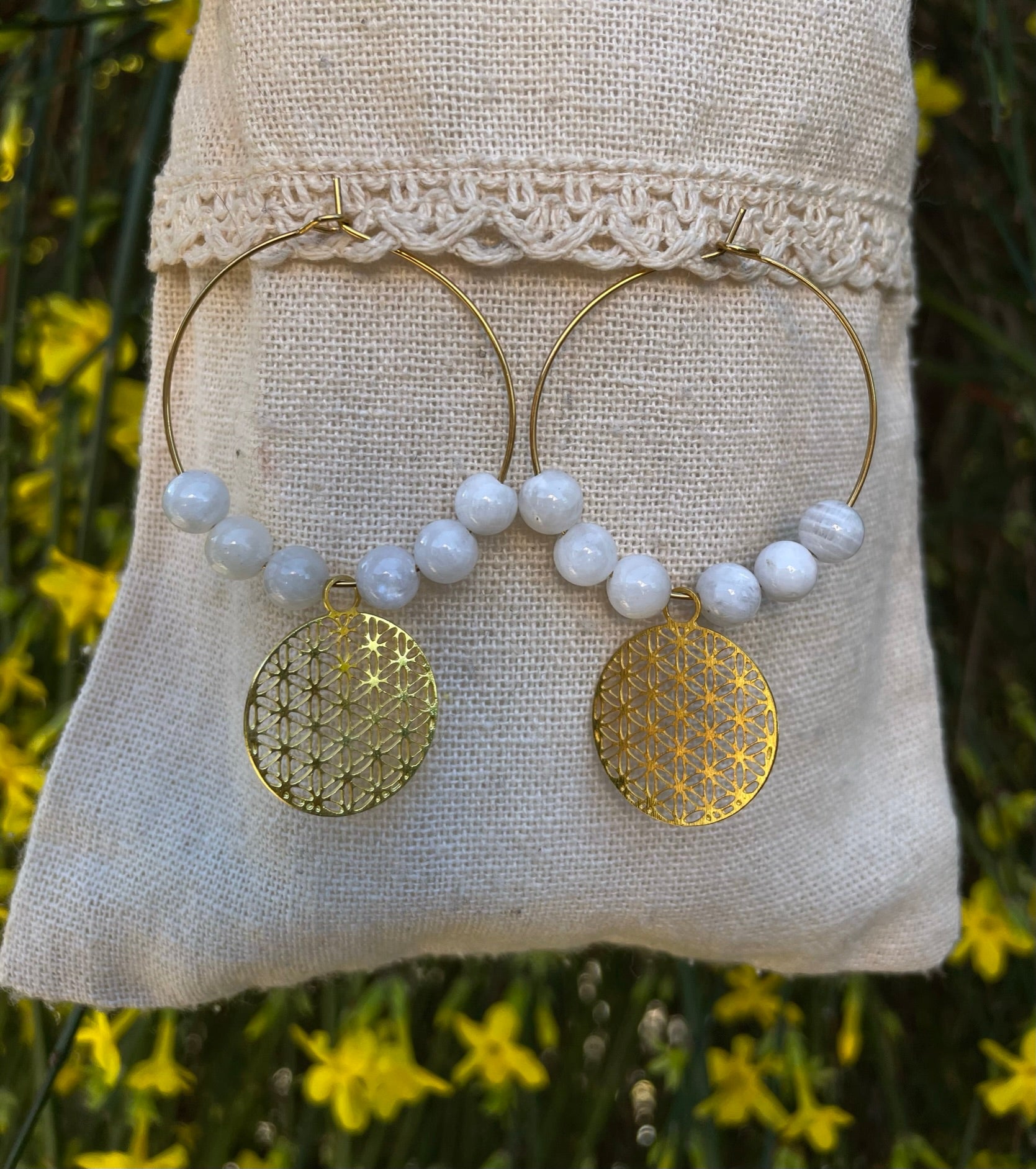 Boucles d'oreilles créoles en Pierre de lune et fleur de vie