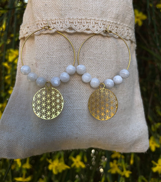 Boucles d'oreilles créoles en Pierre de lune et fleur de vie