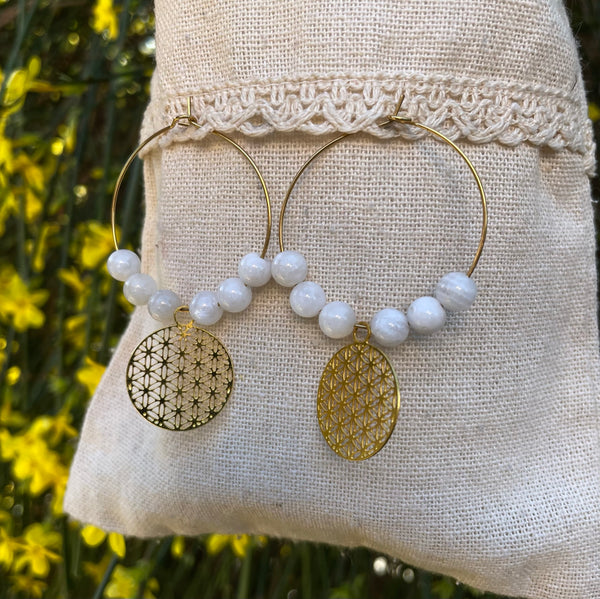 Boucles d'oreilles créoles en Pierre de lune et fleur de vie