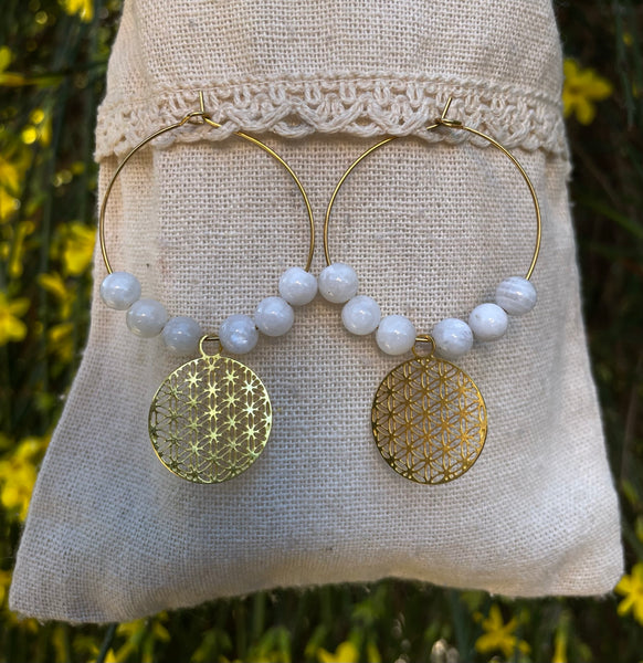 Boucles d'oreilles créoles en Pierre de lune et fleur de vie