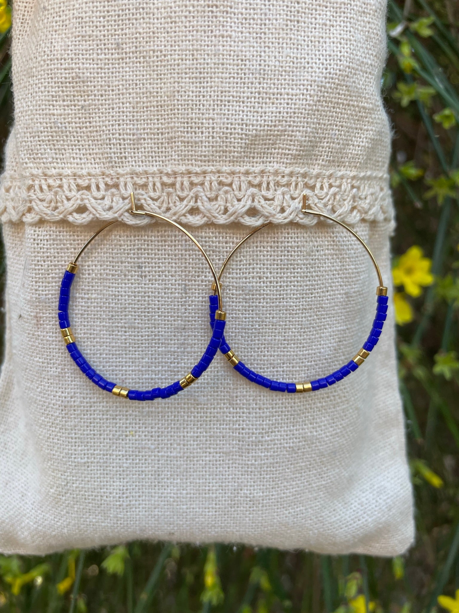 Boucles d'oreilles créoles dorées en perles Miyuki bleu marine
