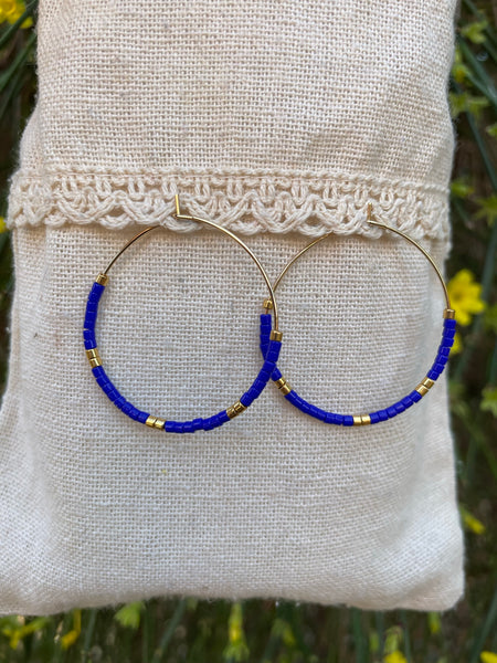 Boucles d'oreilles créoles dorées en perles Miyuki bleu marine