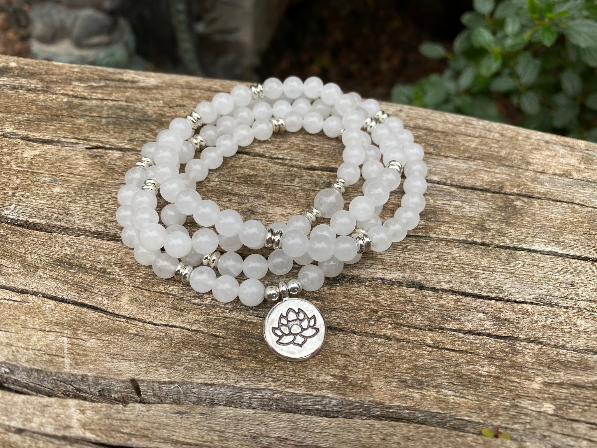 Bracelet Mala tibétain en Pierre de lune et médaille Fleur de Lotus
