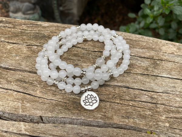 Bracelet Mala tibétain en Pierre de lune et médaille Fleur de Lotus