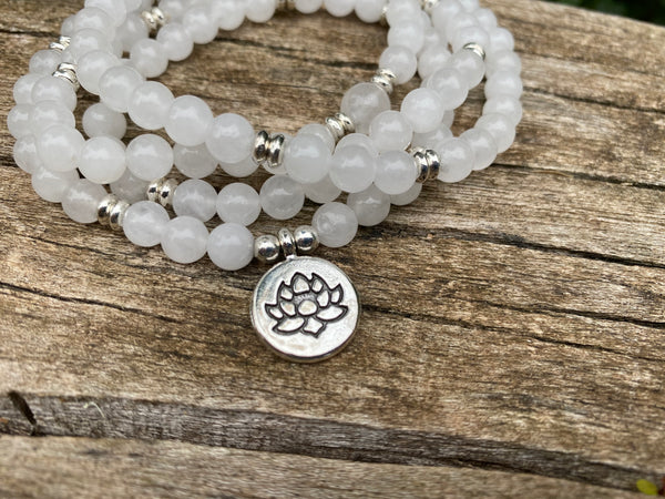 Bracelet Mala tibétain en Pierre de lune et médaille Fleur de Lotus