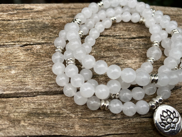 Bracelet Mala tibétain en Pierre de lune et médaille Fleur de Lotus
