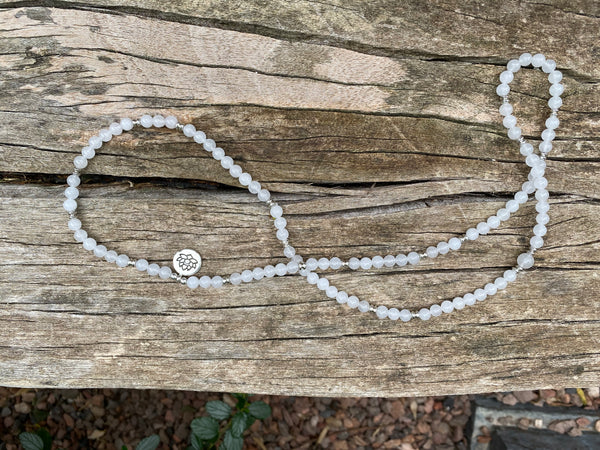 Bracelet Mala tibétain en Pierre de lune et médaille Fleur de Lotus