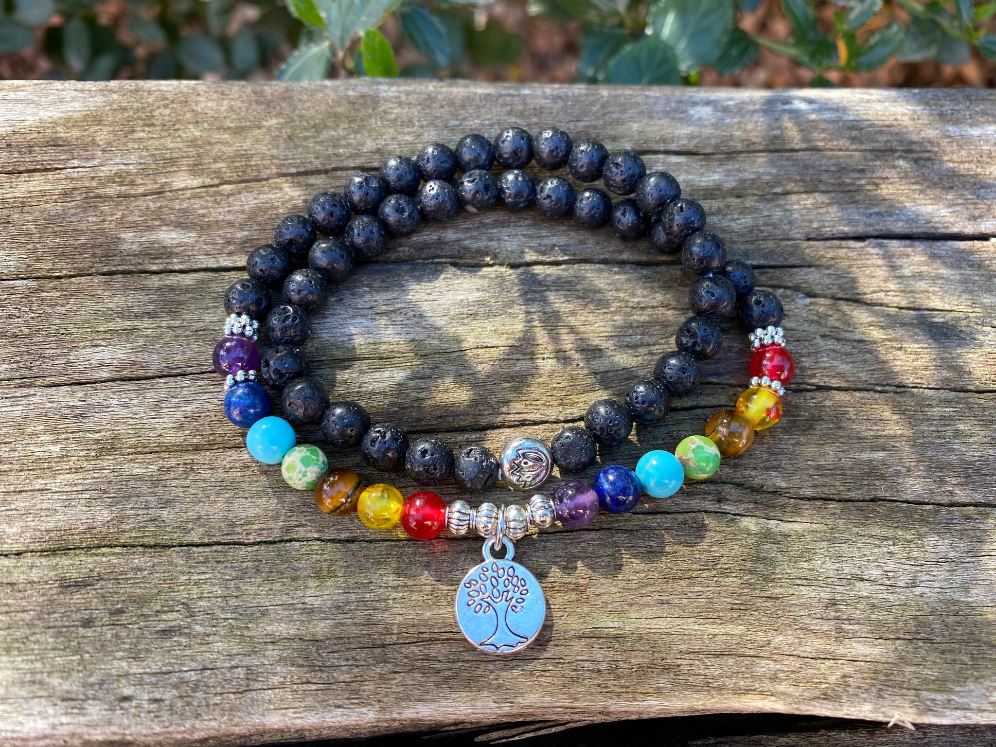 Bracelet Mala tibétain en pierre de lave et pierres des 7 chakras et breloque arbre de vie